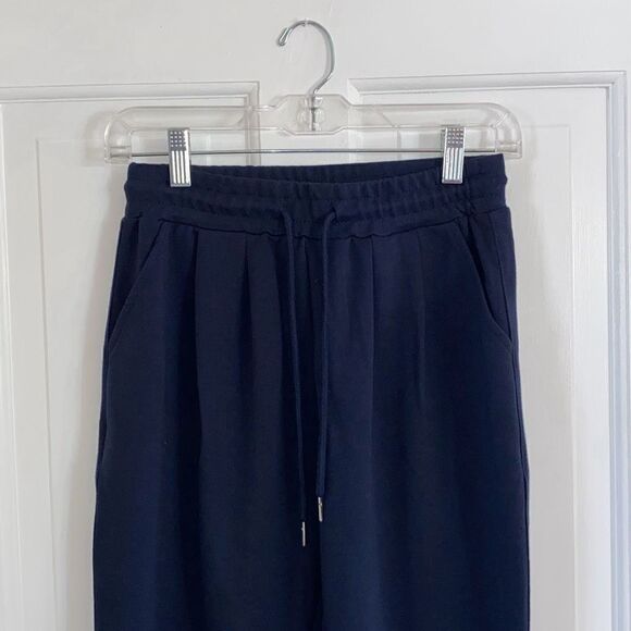 🔥3/$20🔥 Navy blue capri sweatpants size XS/S - Picture 2 of 9